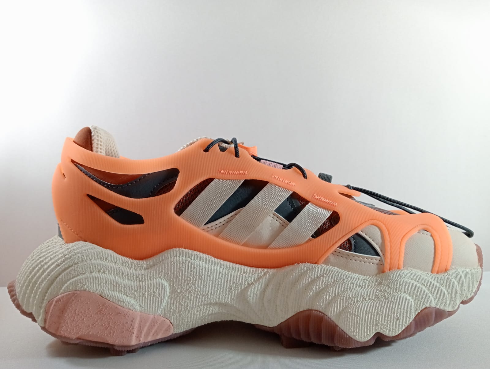 Adidas Adventure (línea chunky / outdoor lifestyle)