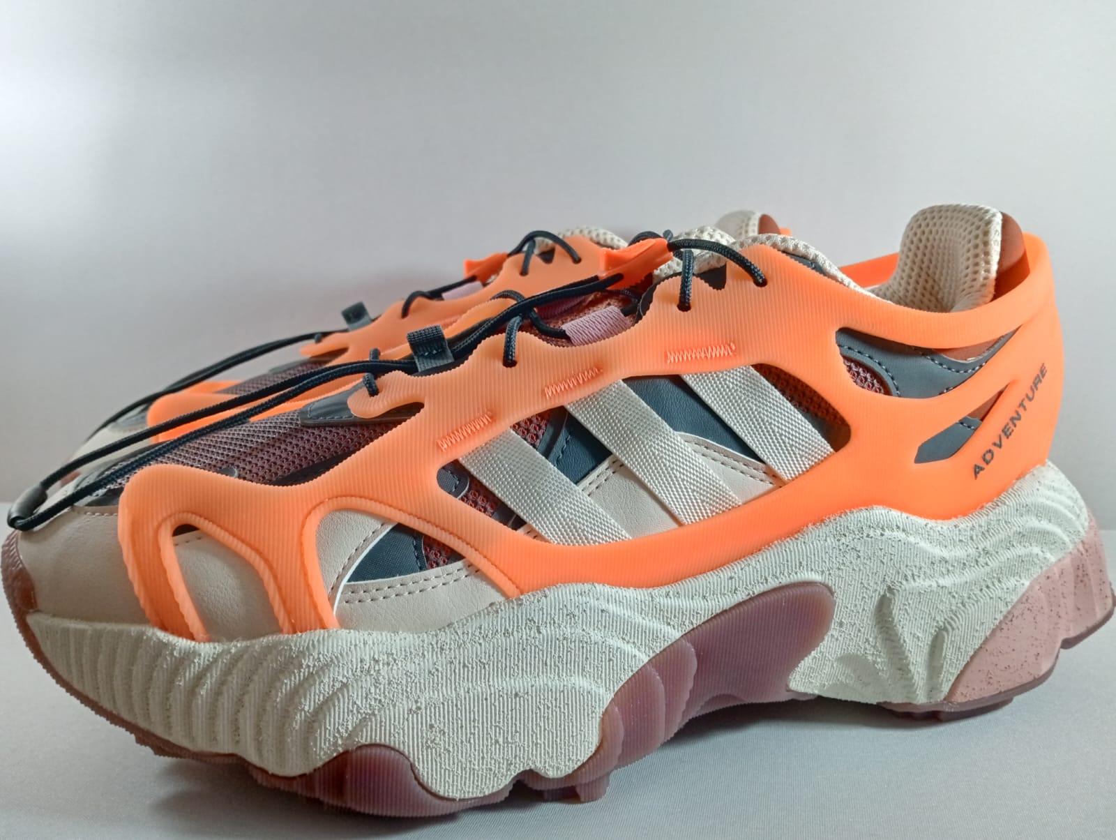 Adidas Adventure (línea chunky / outdoor lifestyle)
